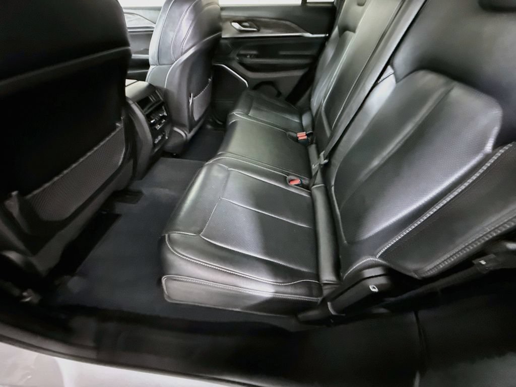 Used 2023 Jeep Grand Cherokee Overland AWD/4WD image 30