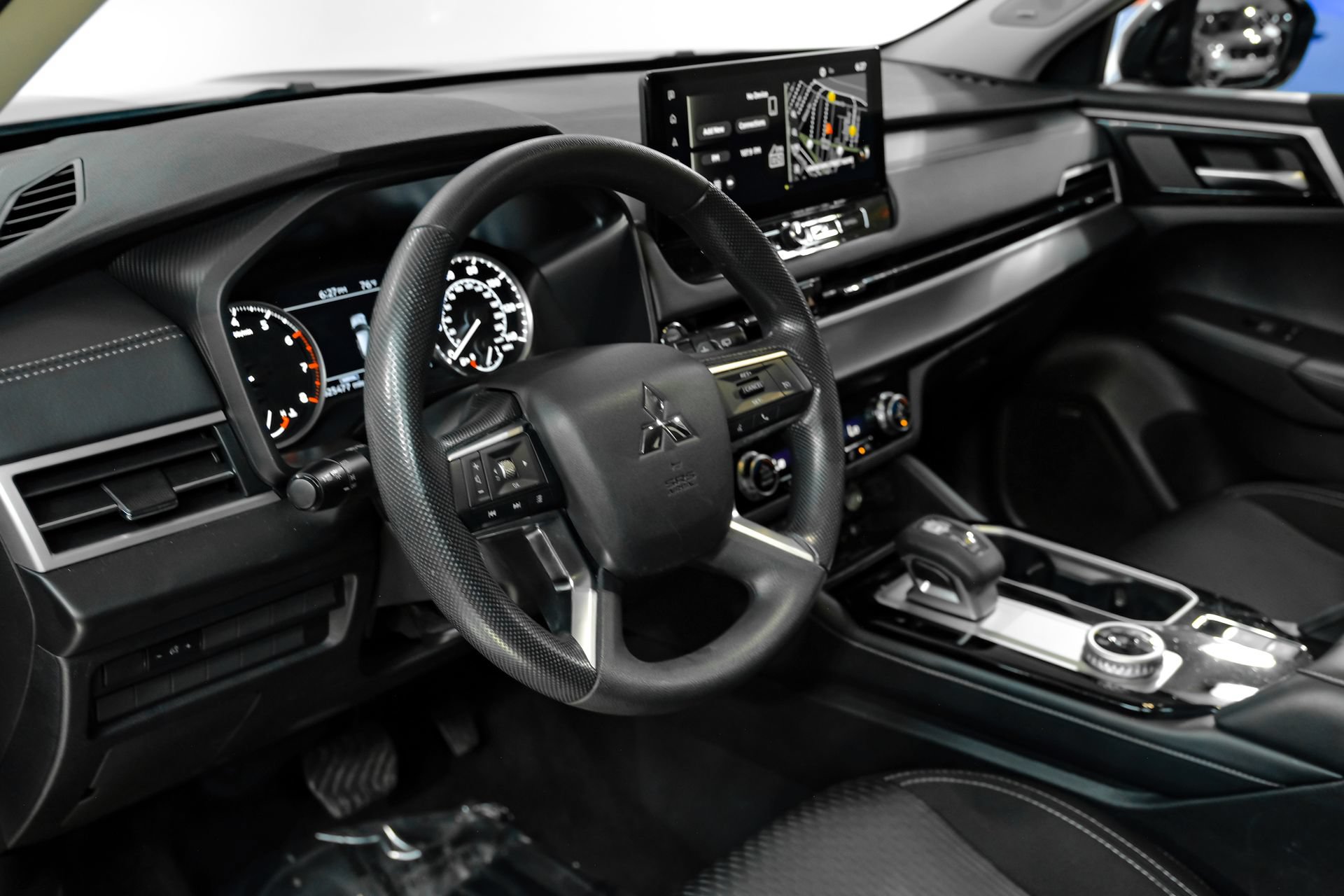 Used 2025 Mitsubishi Outlander ES FWD image 17