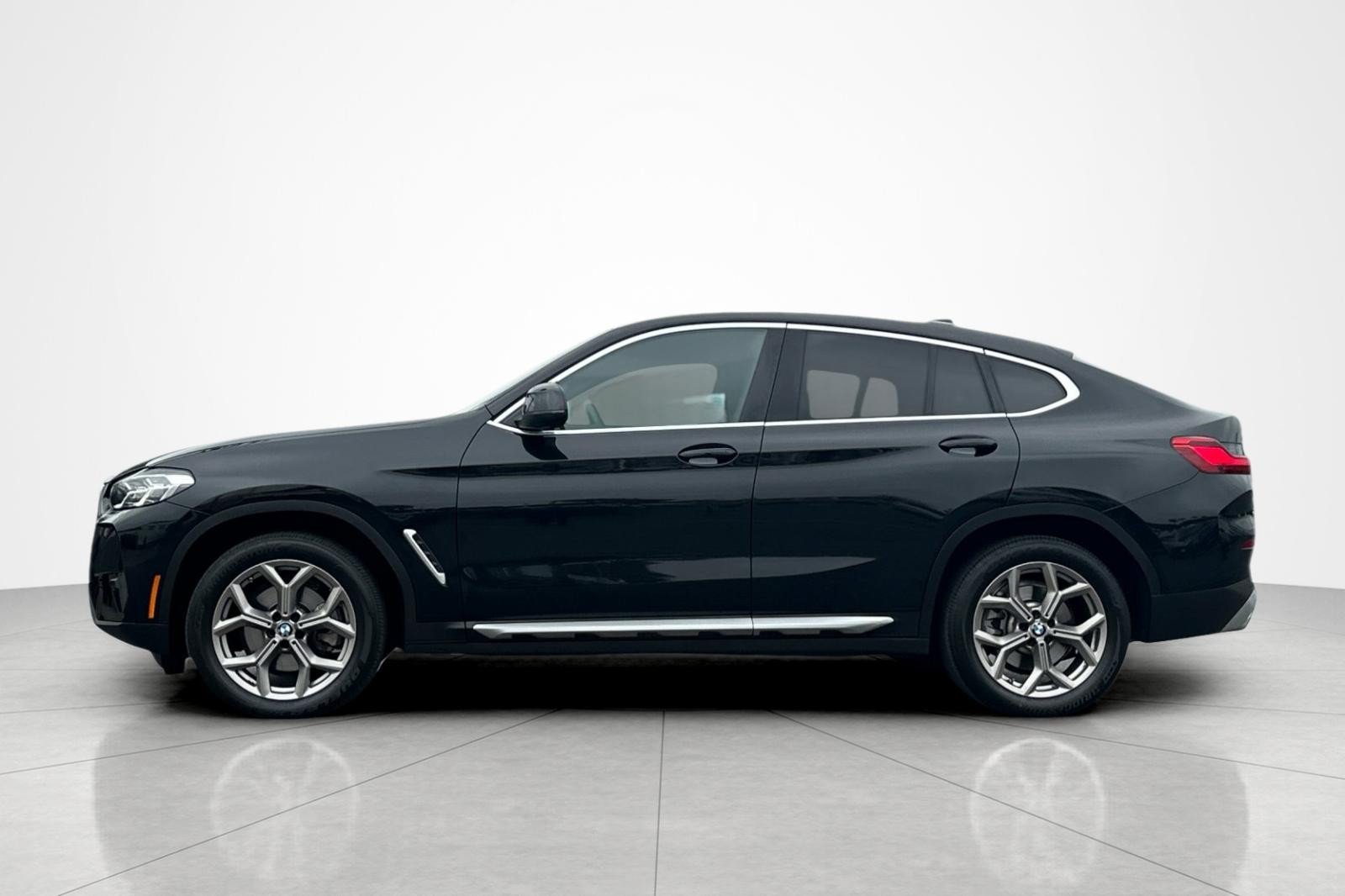 Used 2025 BMW X4 xDrive30i AWD/4WD image 2