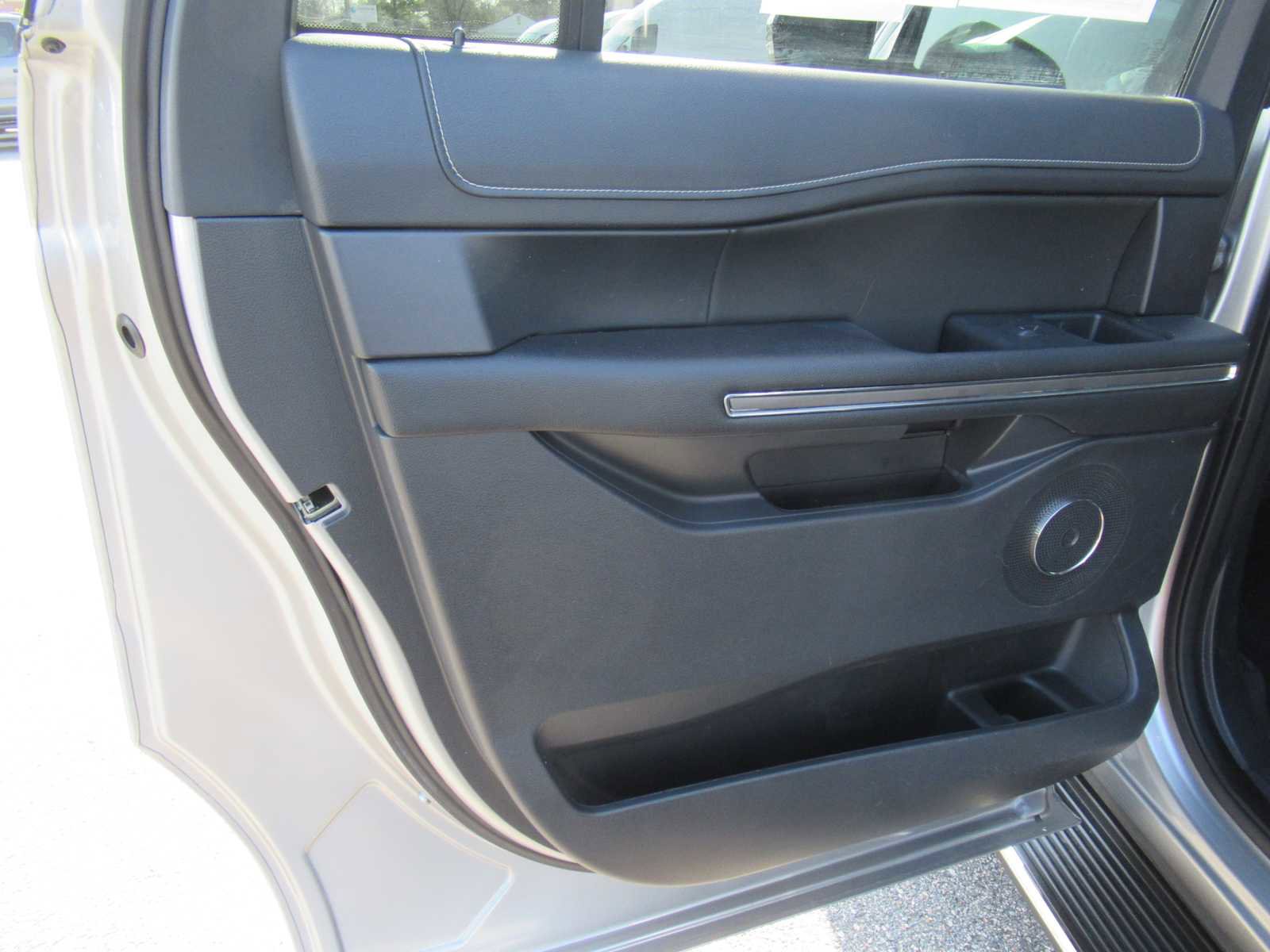 Used 2022 Ford Expedition Max XLT image 16