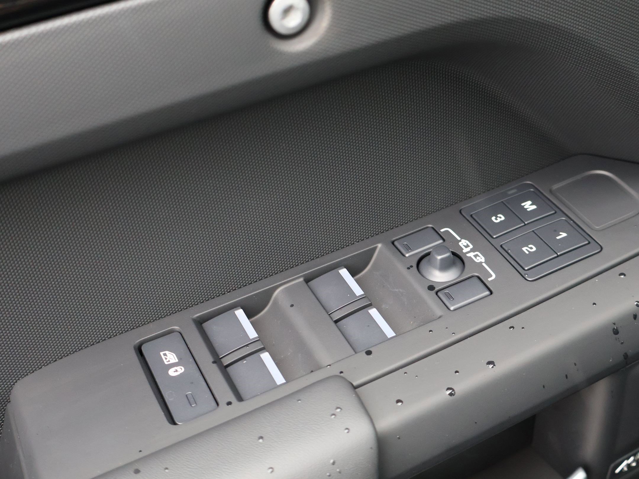 Used 2025 Land Rover Defender 110 X-Dynamic SE image 13