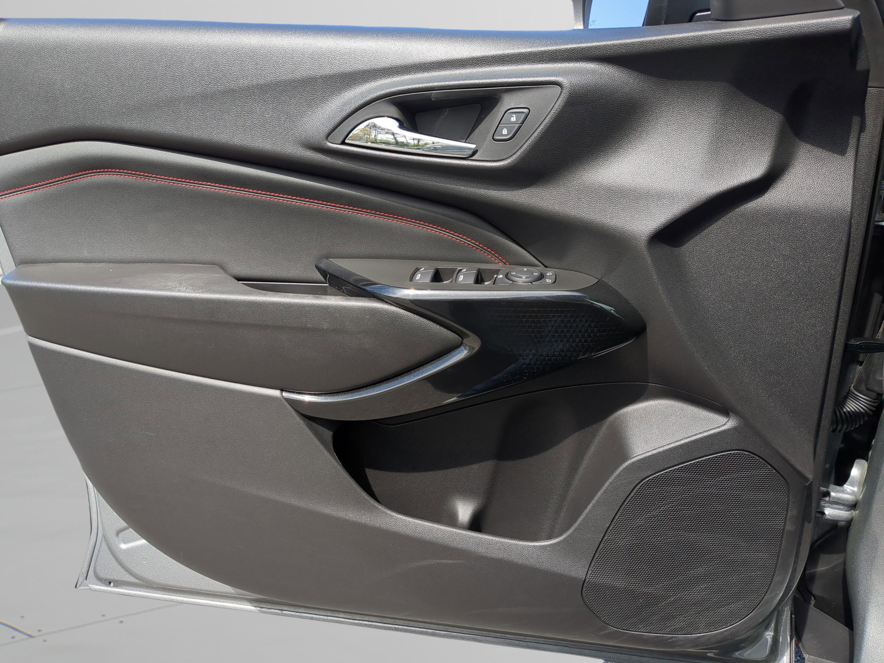 Used 2025 Chevrolet Trax RS w/ Driver Confidence Package FWD image 12