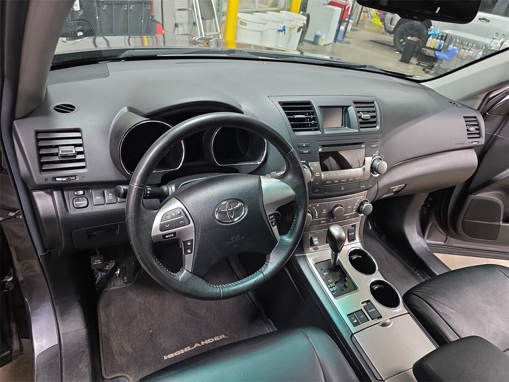 Used 2012 Toyota Highlander SE image 17
