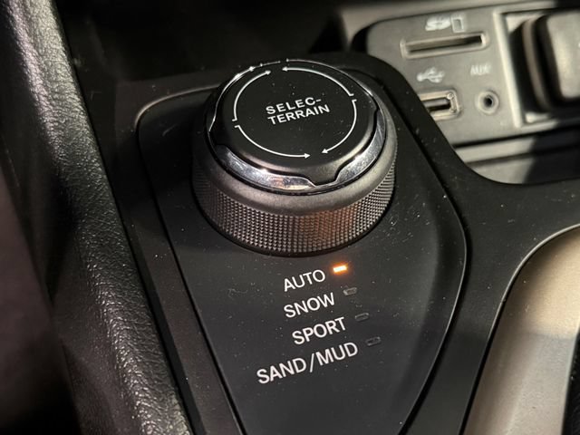 Used 2015 Jeep Cherokee Latitude w/ Comfort/Convenience Group AWD/4WD image 35
