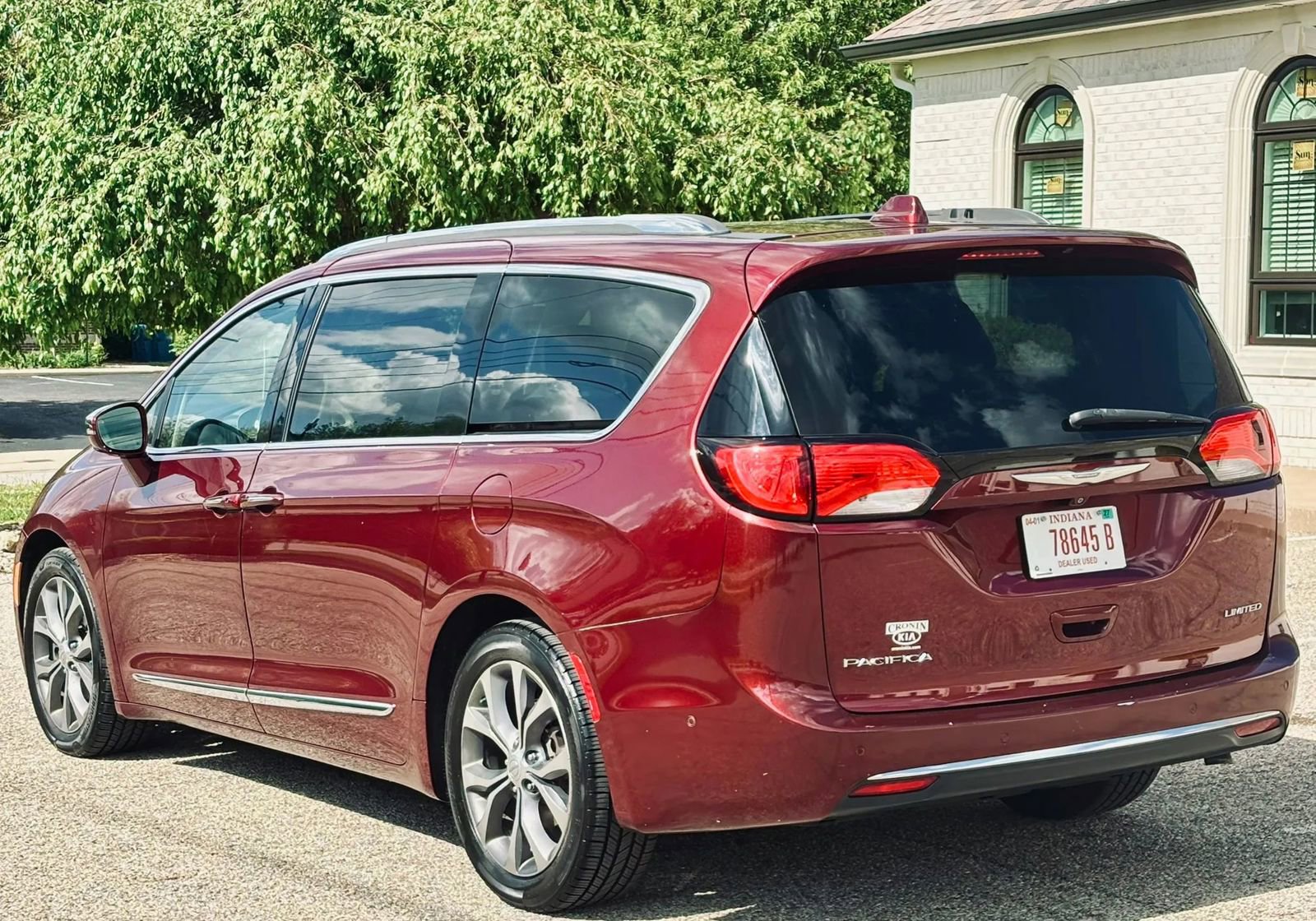 Used 2018 Chrysler Pacifica Limited w/ Tire & Wheel Group FWD image 8