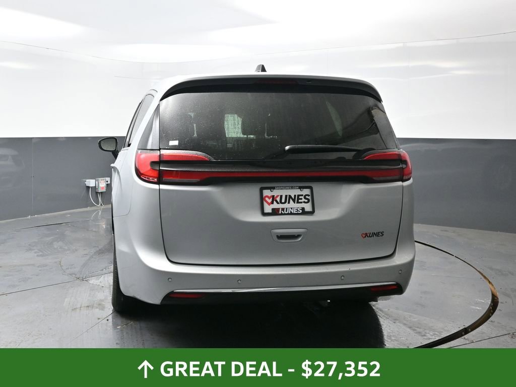 Used 2024 Chrysler Pacifica Touring-L image 14
