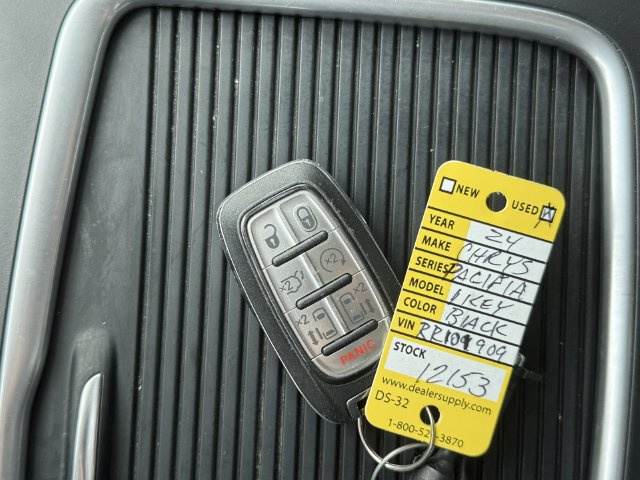 Certified 2024 Chrysler Pacifica Touring-L FWD image 16