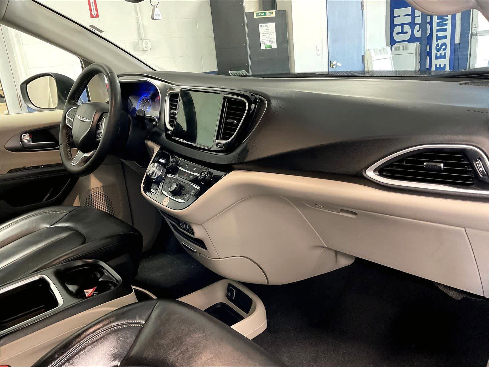 Used 2023 Chrysler Pacifica Touring-L FWD image 14