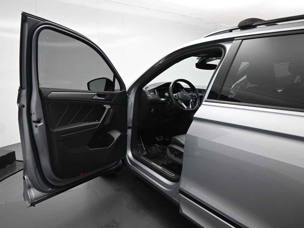 Used 2023 Volkswagen Tiguan SE R-Line image 8
