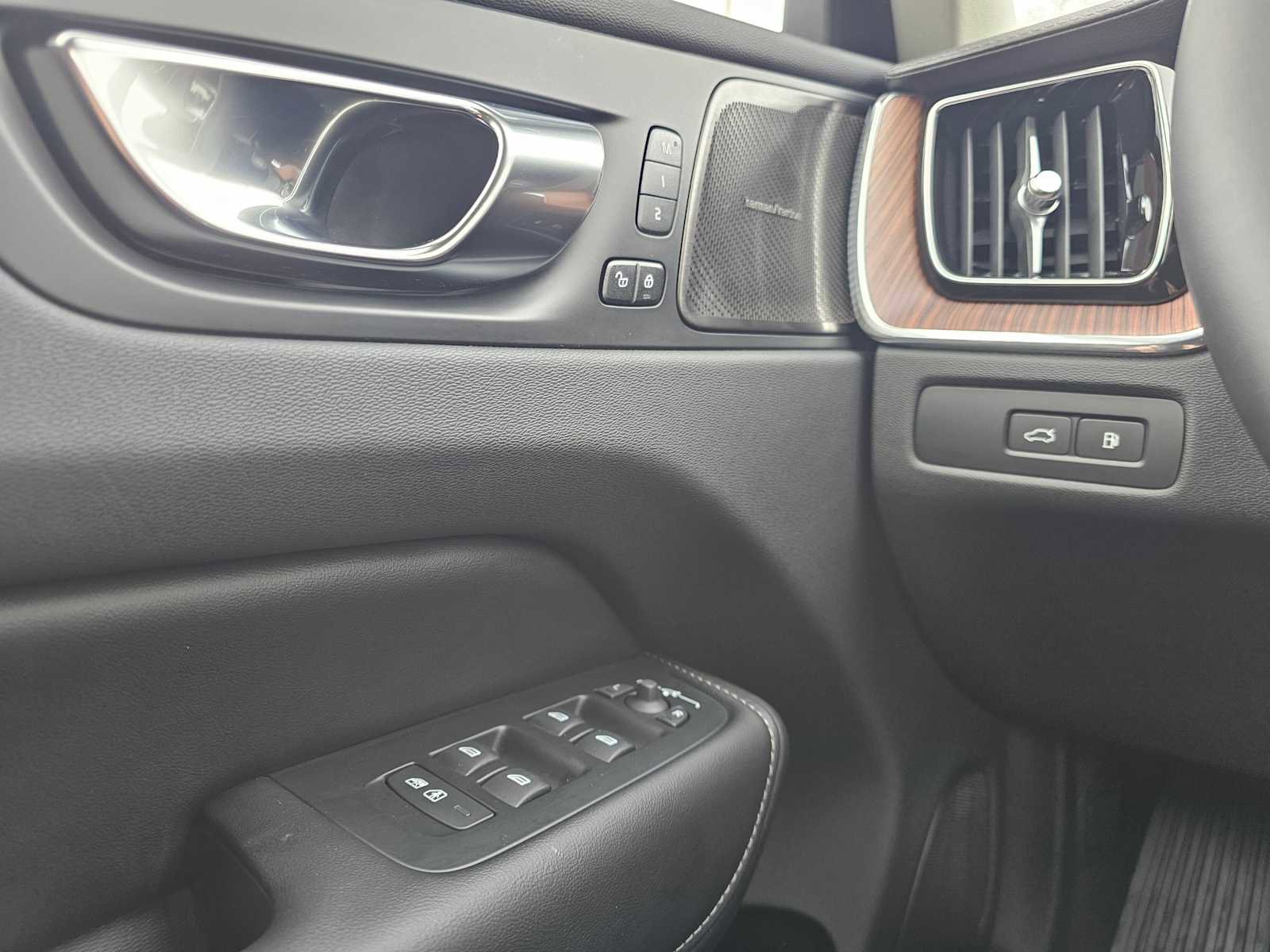 Certified 2023 Volvo XC60 T8 Ultimate image 34