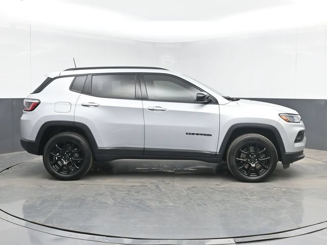 Used 2025 Jeep Compass Latitude w/ Altitude Special Edition AWD/4WD image 15