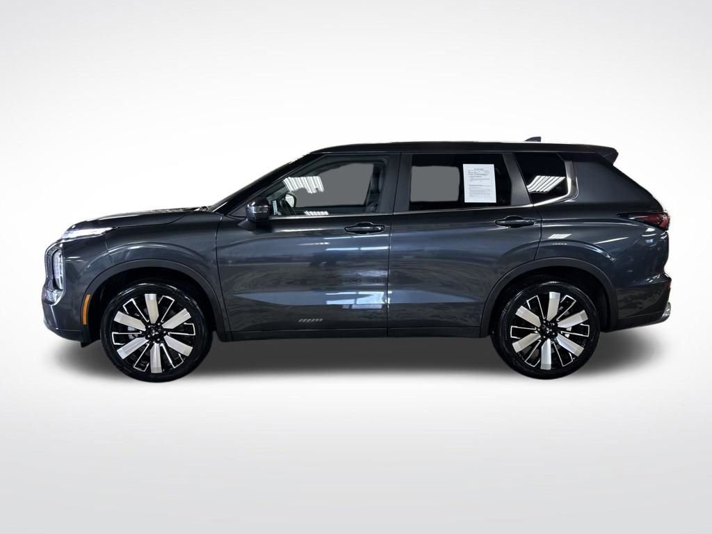 Used 2025 Mitsubishi Outlander SE AWD/4WD image 2