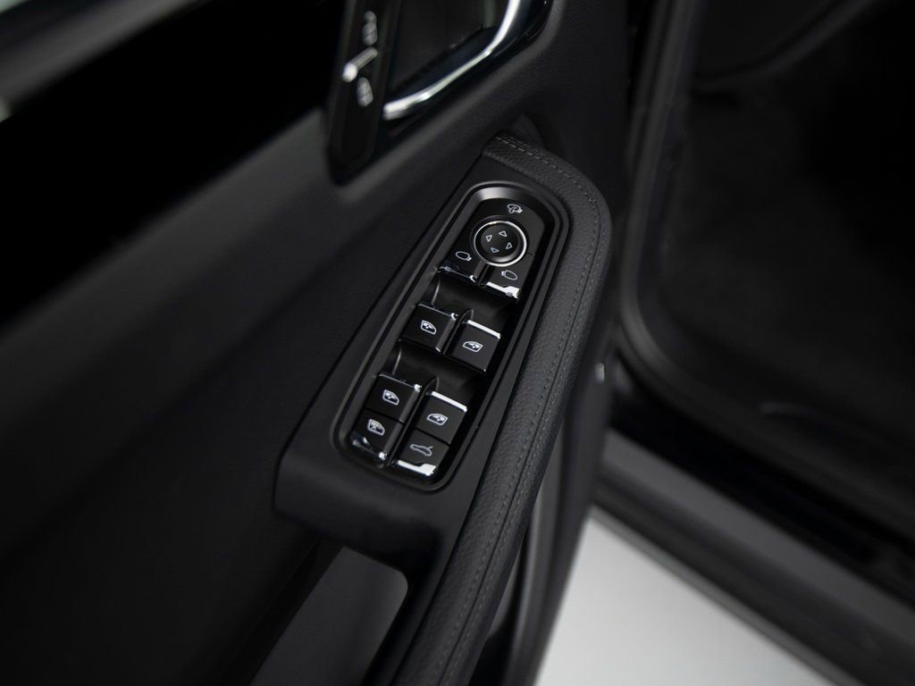 Certified 2025 Porsche Macan image 20