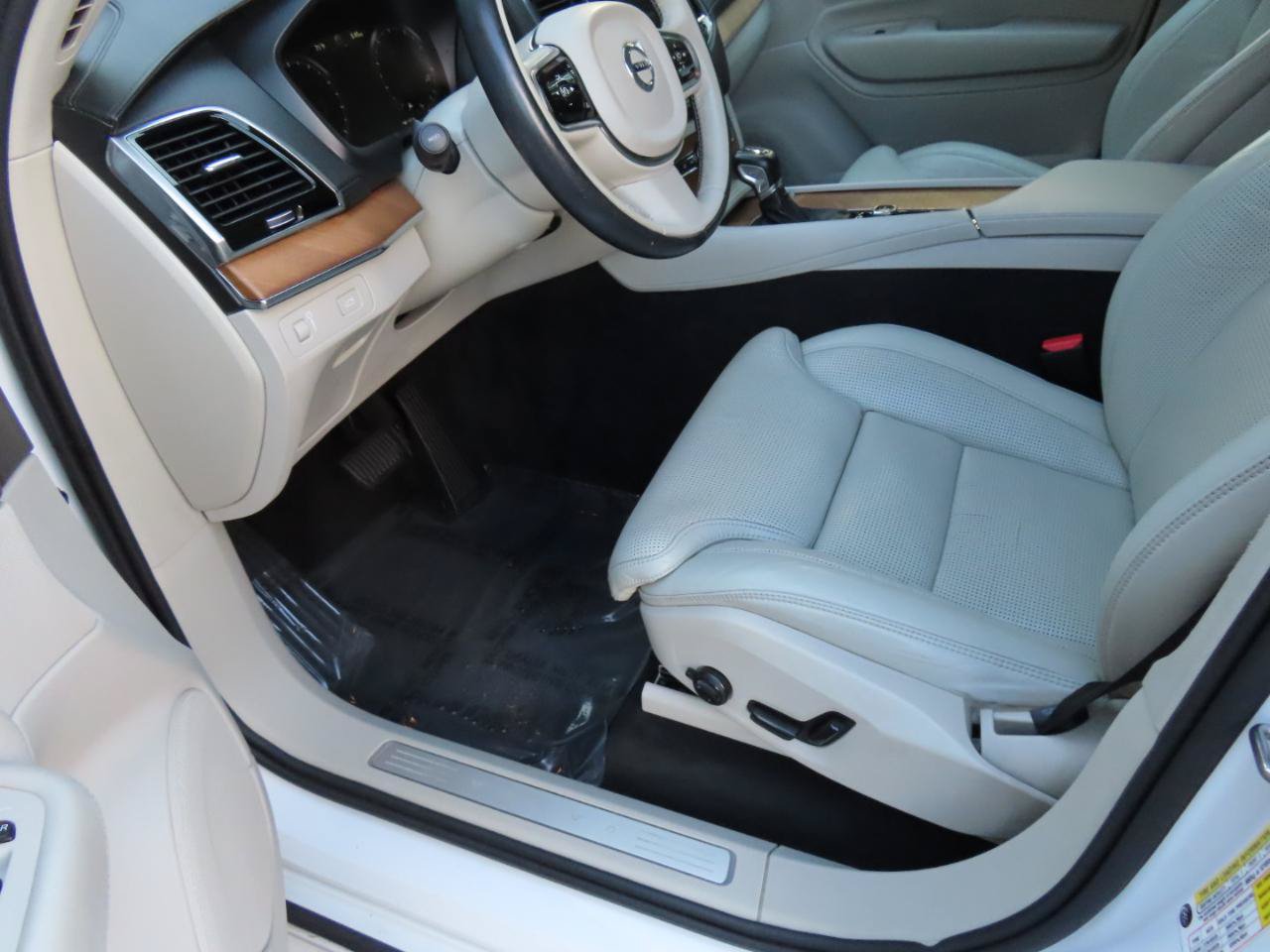 Used 2016 Volvo XC90 T6 Inscription w/ Vision Package AWD/4WD image 6