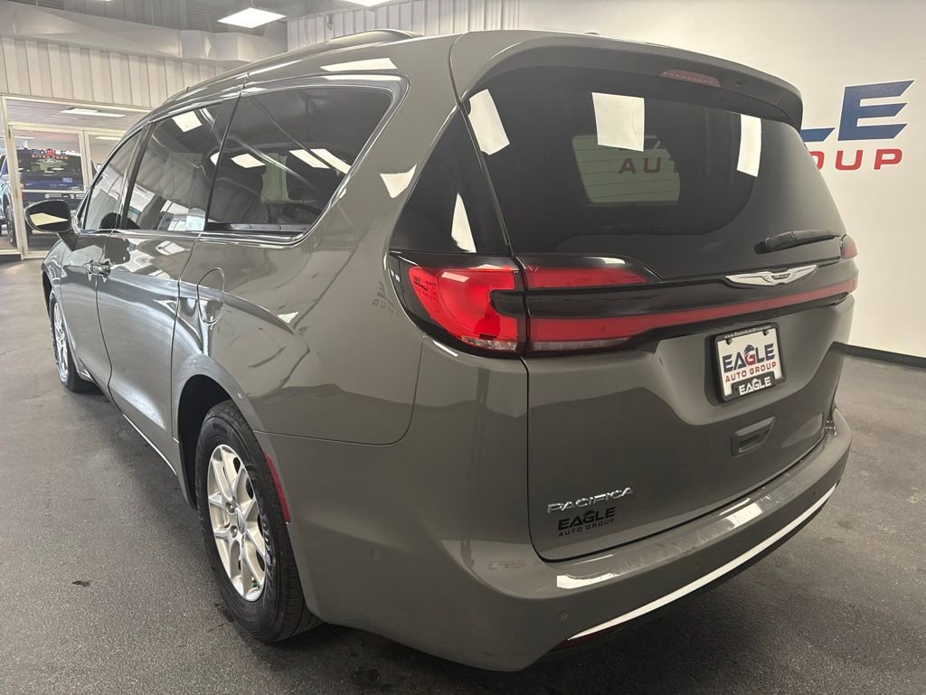 Used 2022 Chrysler Pacifica Touring-L w/ Uconnect Theater Family Group FWD image 8