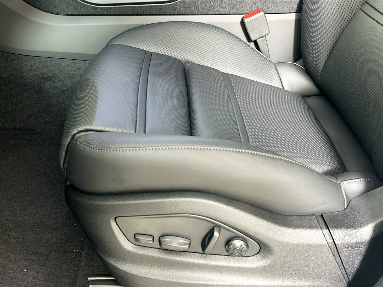 New 2025 Porsche Cayenne Coupe image 12