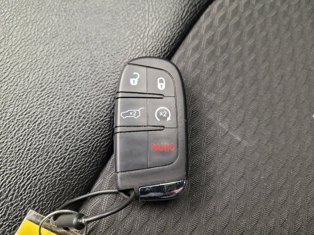 Used 2024 Jeep Compass Latitude image 32