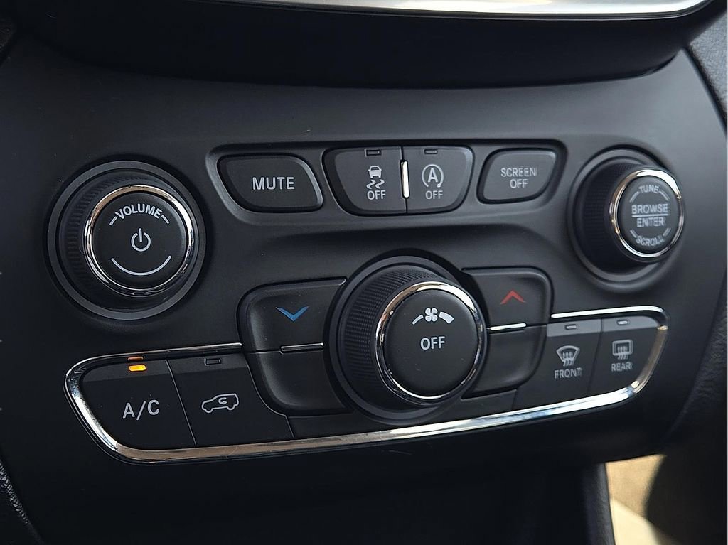 Used 2021 Jeep Cherokee Latitude w/ Mopar Interior Package FWD image 14