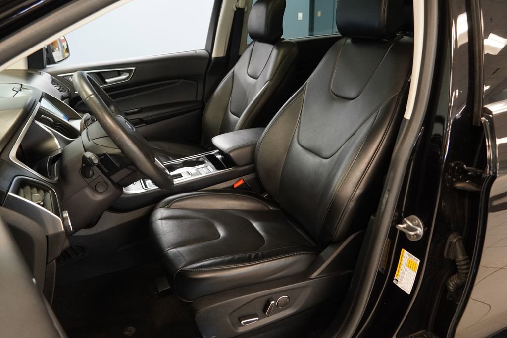 Used 2019 Ford Edge Titanium w/ Cold Weather Package AWD/4WD image 3