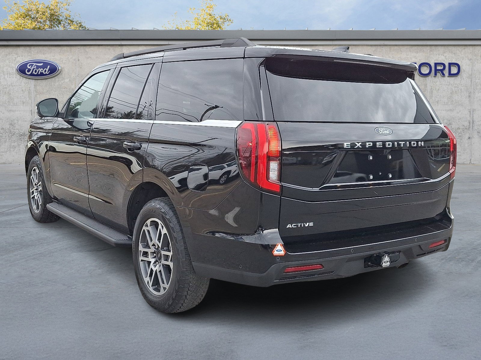 Certified 2025 Ford Expedition Active AWD/4WD image 4