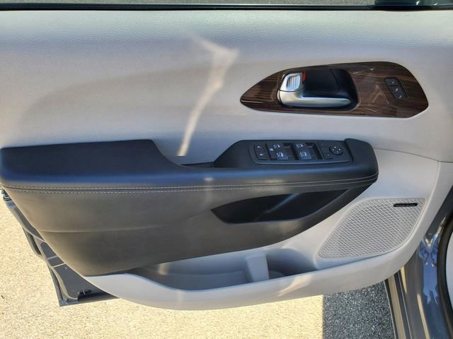 Used 2022 Chrysler Pacifica Limited image 16