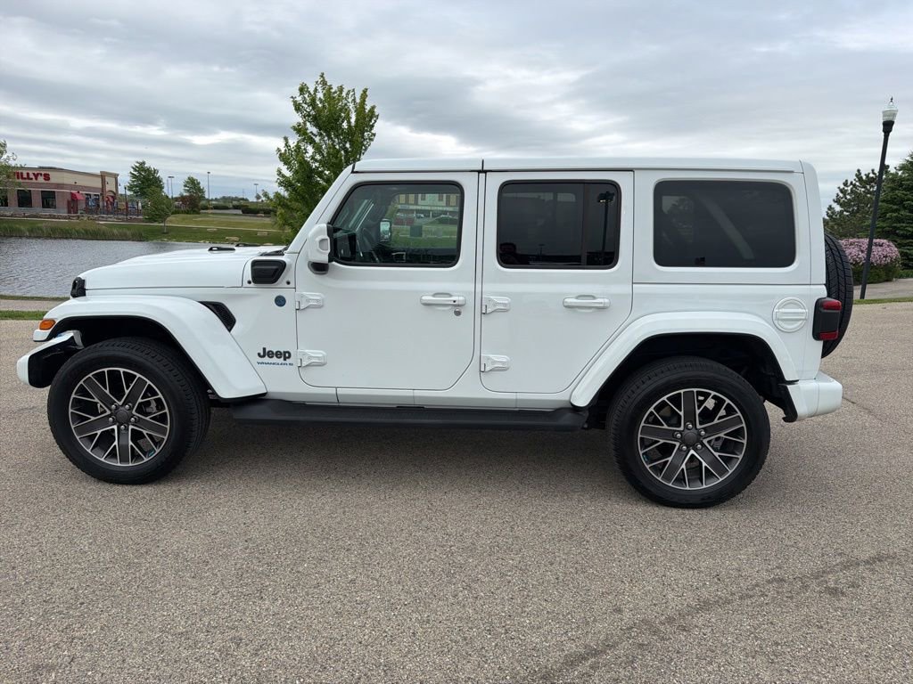 Used 2023 Jeep Wrangler Unlimited Sahara AWD/4WD image 9