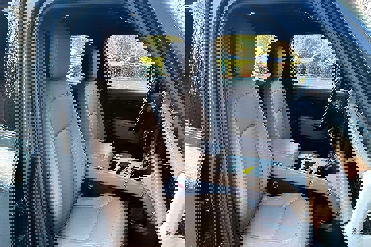 Used 2025 Land Rover Defender 110 X-Dynamic SE image 9