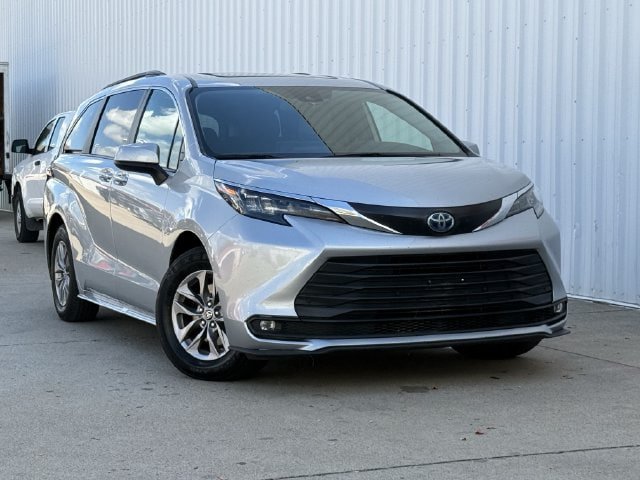 Used 2025 Toyota Sienna XLE FWD image 2