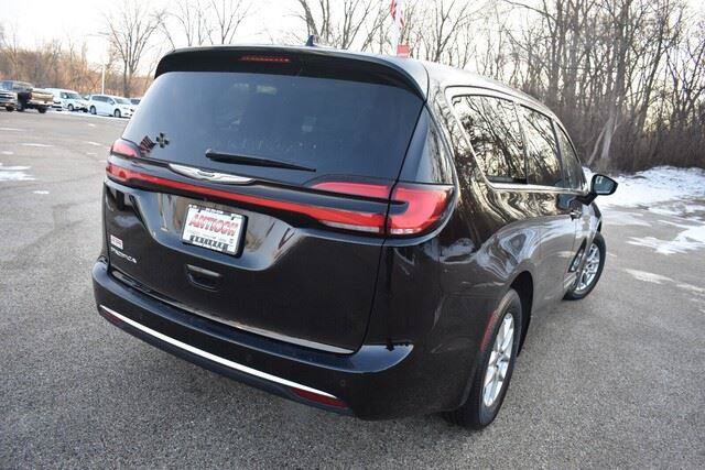 Used 2024 Chrysler Pacifica Touring-L FWD image 8