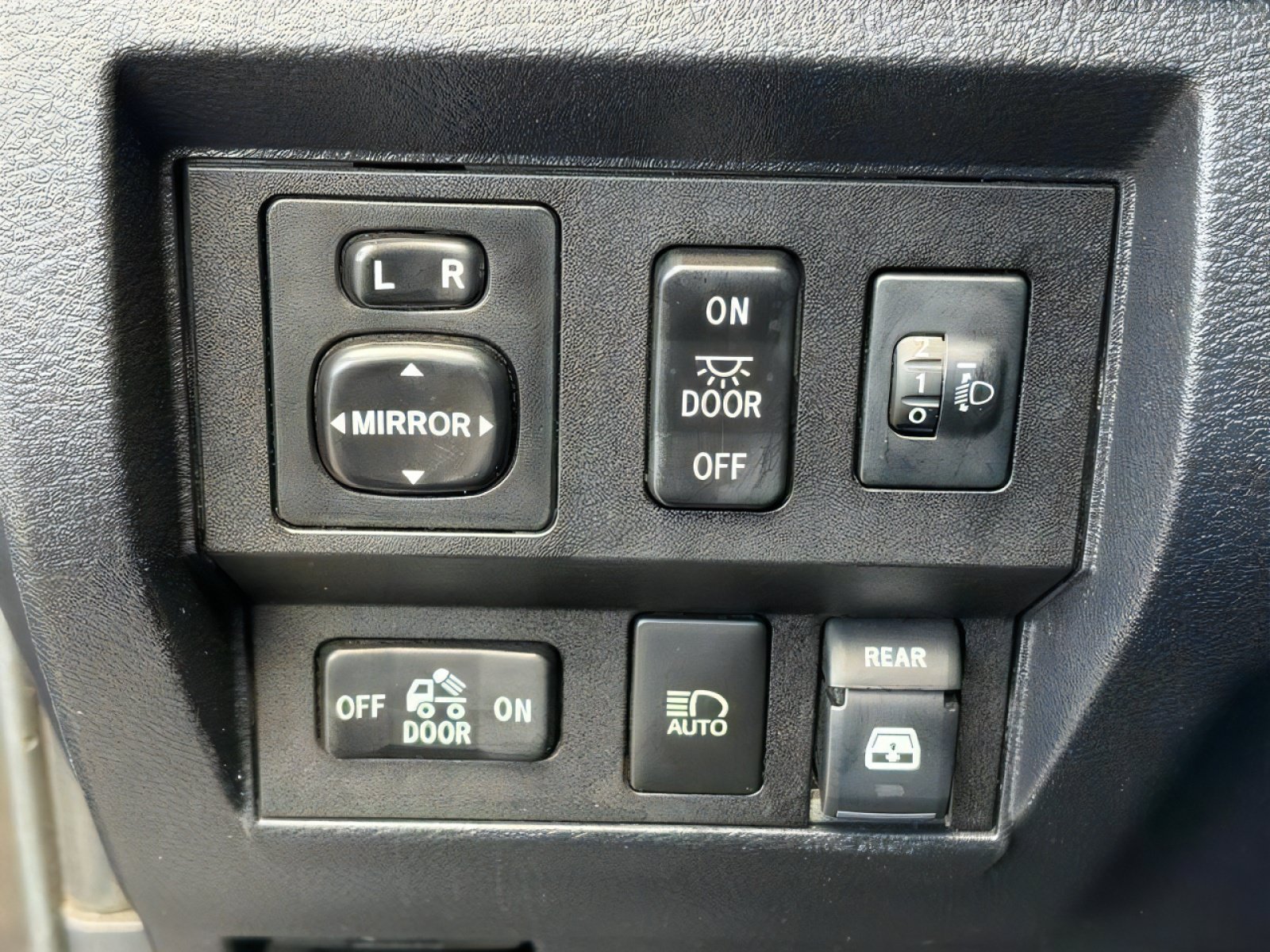 Used 2018 Toyota Tundra SR5 w/ SR5 Upgrade Package AWD/4WD image 19