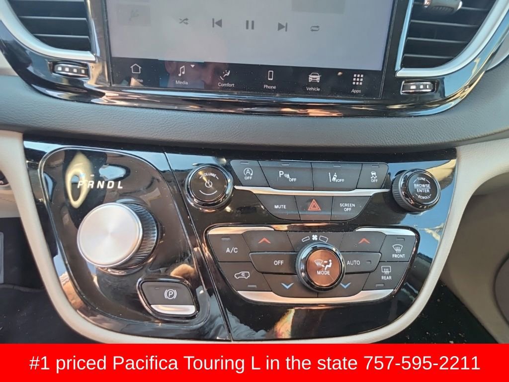 Used 2023 Chrysler Pacifica Touring-L FWD image 16