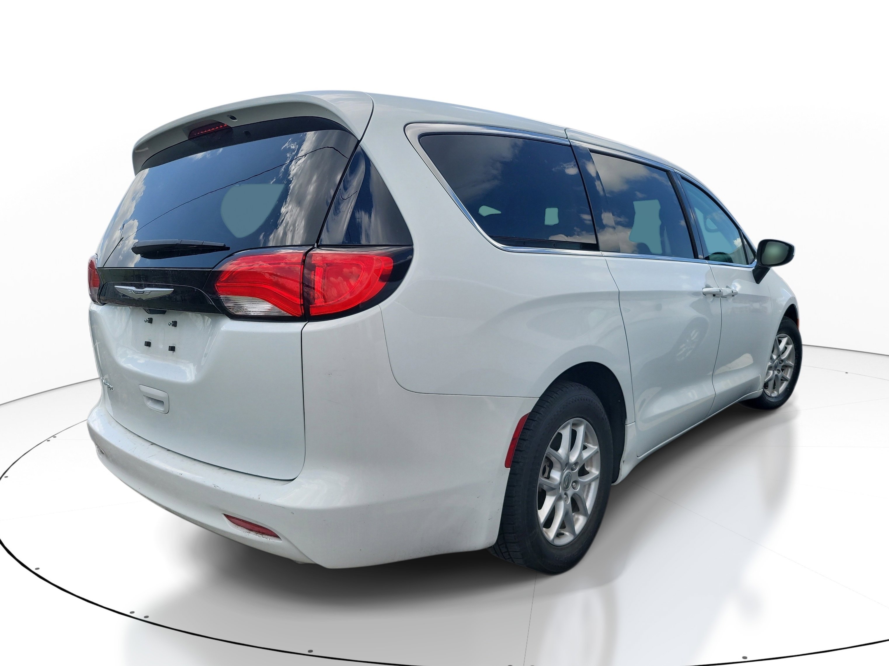Used 2023 Chrysler Voyager LX image 4