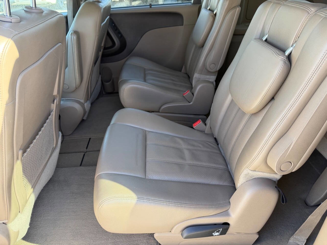 Used 2013 Chrysler Town & Country Touring-L w/ Driver Convenience Group FWD image 17