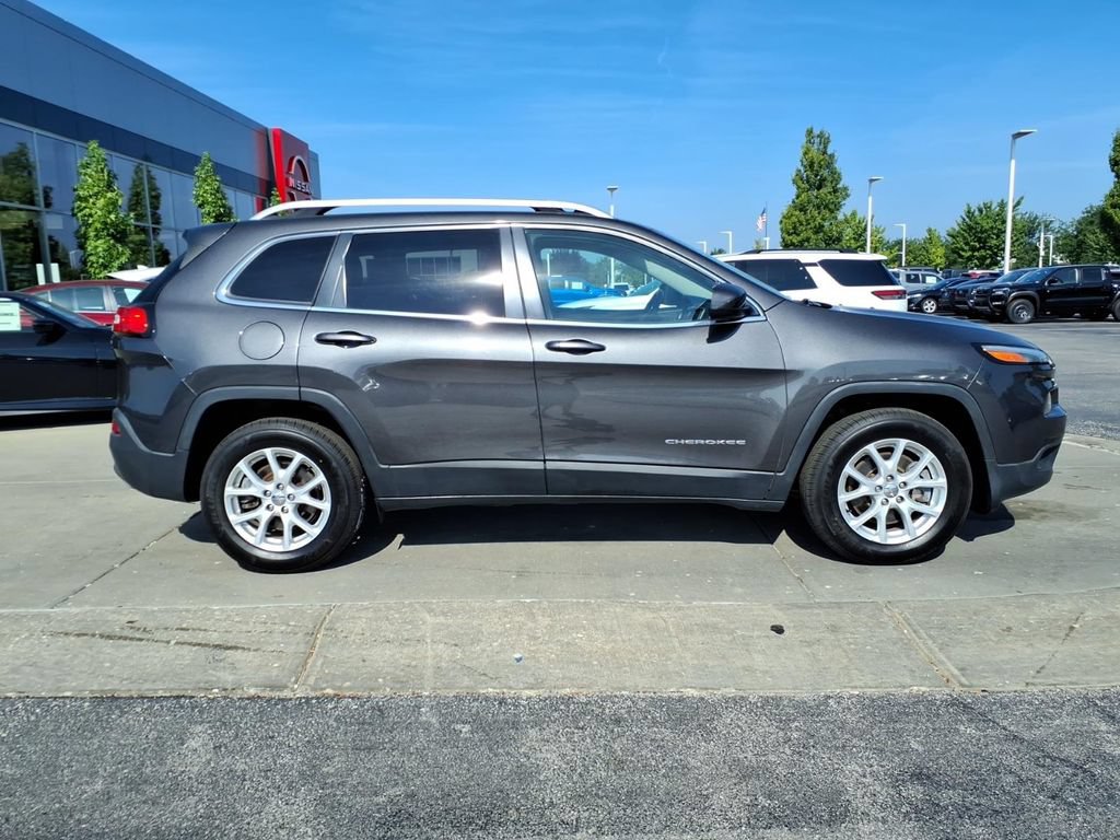 Used 2017 Jeep Cherokee Latitude w/ Cold Weather Group AWD/4WD image 9