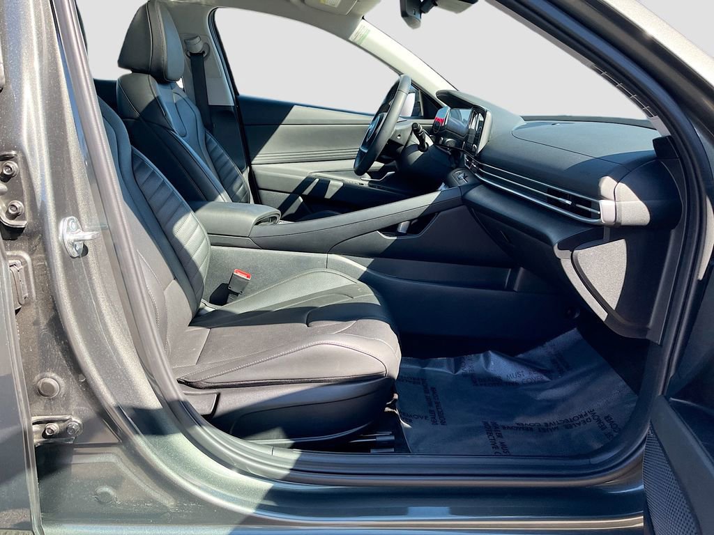 Used 2025 Hyundai Elantra Limited FWD image 27