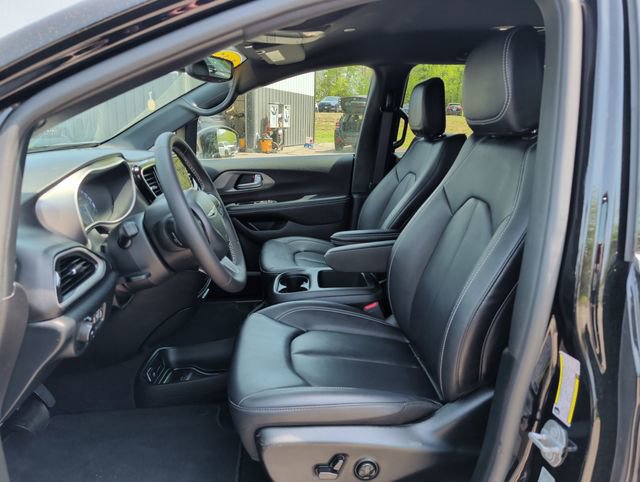 Used 2025 Chrysler Pacifica Select FWD image 11