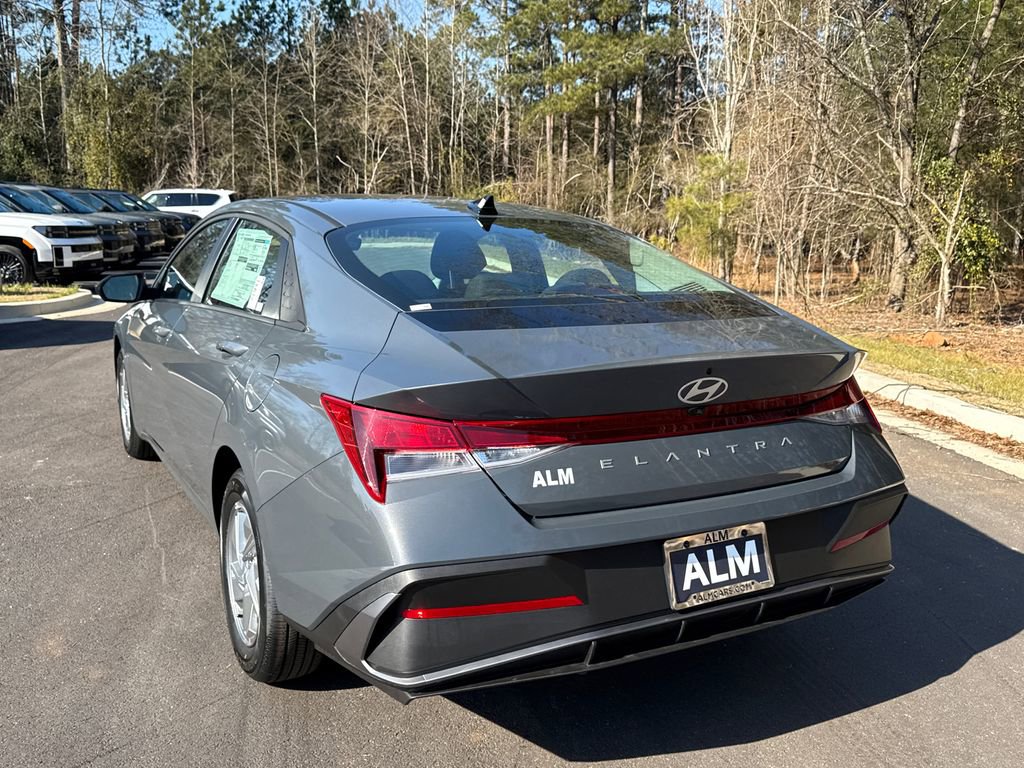 New 2026 Hyundai Elantra SE image 3
