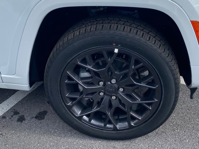 New 2025 Jeep Grand Cherokee Summit image 11
