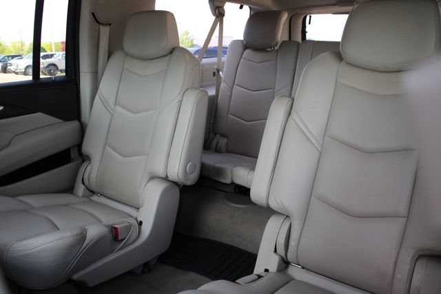 Used 2020 Cadillac Escalade ESV Luxury RWD image 6