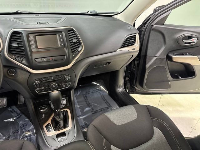 Used 2018 Jeep Cherokee Latitude w/ Safety Group AWD/4WD image 21
