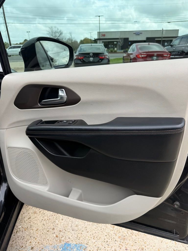 Used 2017 Chrysler Pacifica Limited image 24