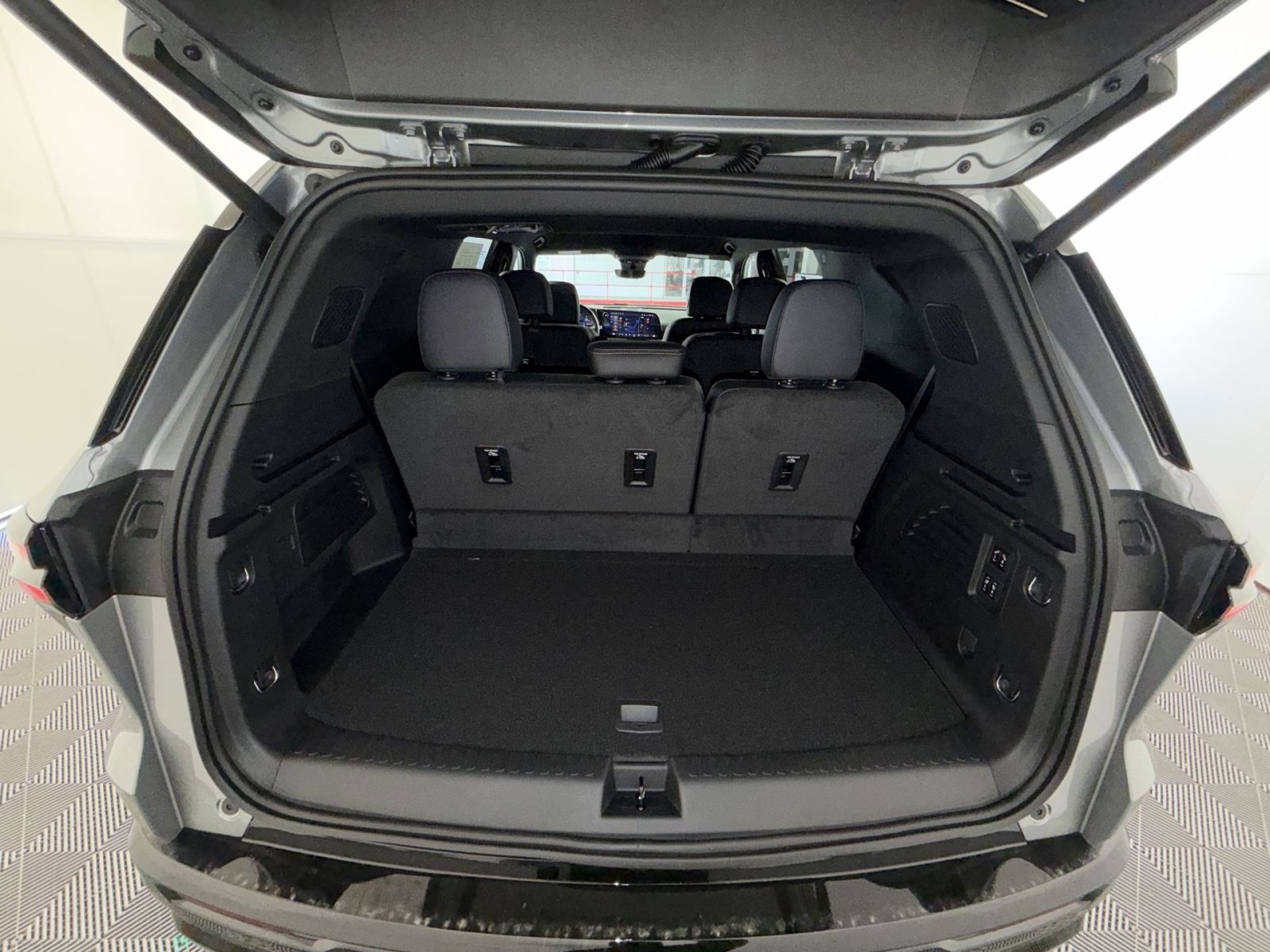 New 2026 Chevrolet Traverse High Country FWD image 26