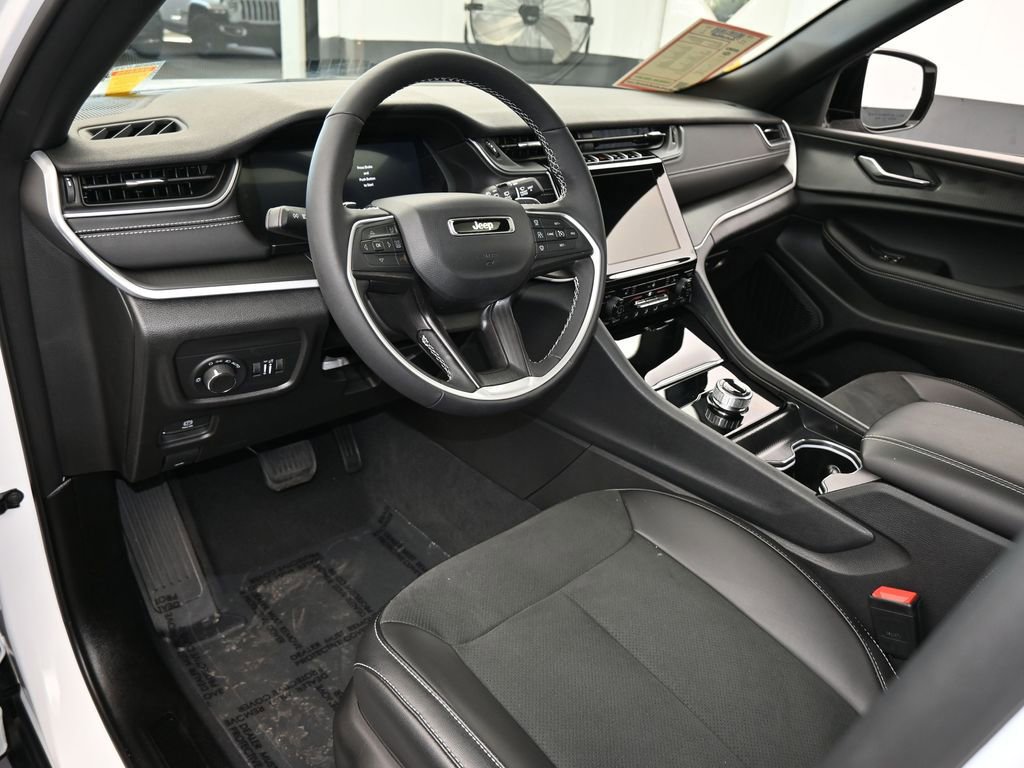 Used 2025 Jeep Grand Cherokee Altitude image 10