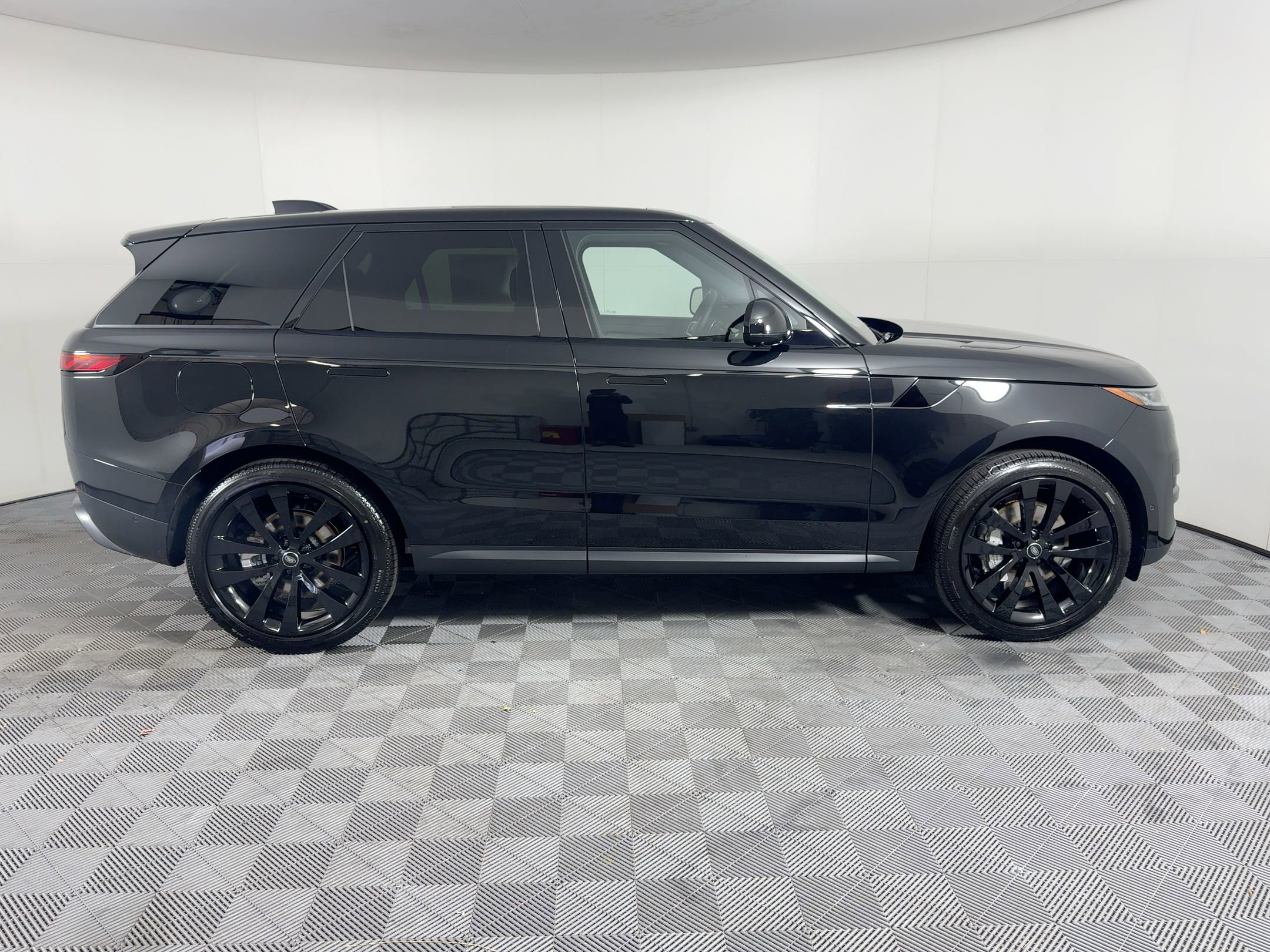 New 2025 Land Rover Range Rover Sport SE image 8