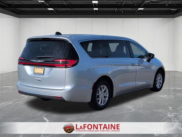 Used 2024 Chrysler Pacifica Touring-L FWD image 5