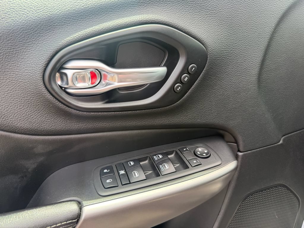 Used 2021 Jeep Cherokee Limited AWD/4WD image 18