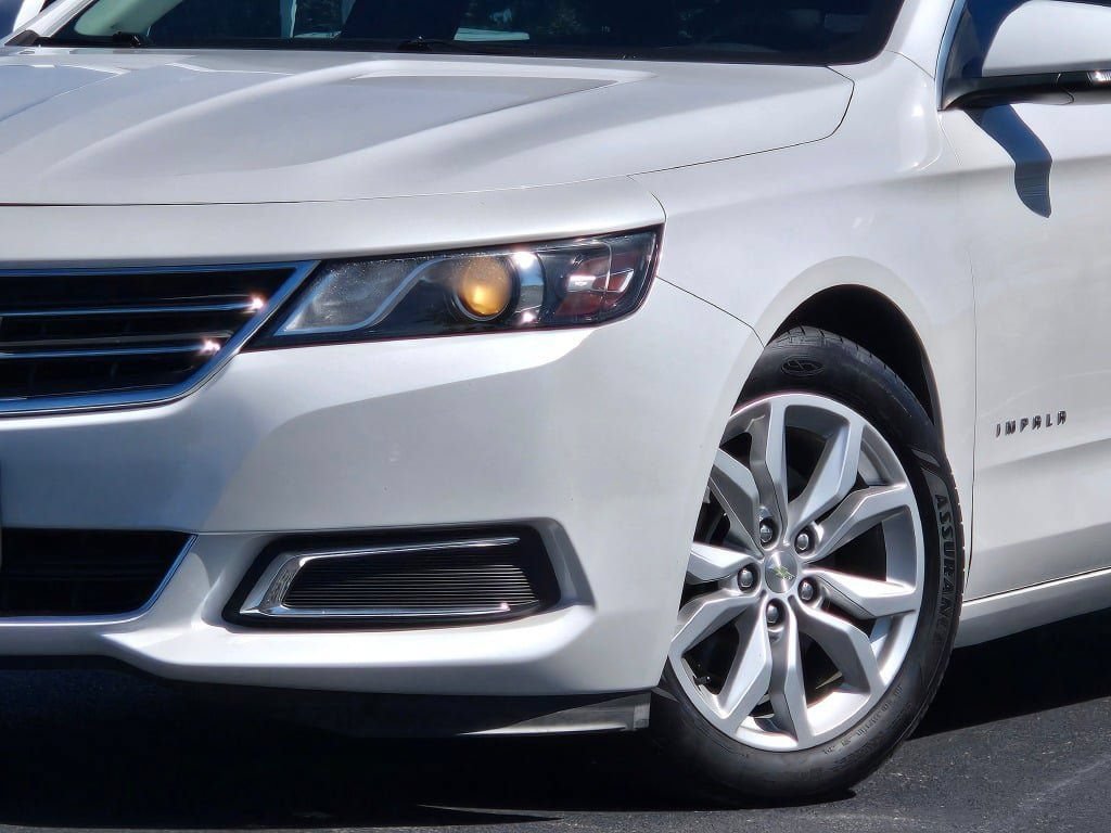 Used 2017 Chevrolet Impala LT w/ Convenience Package FWD image 2