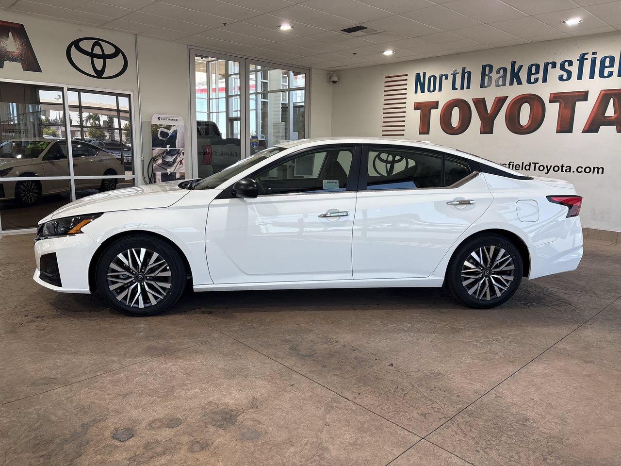 Used 2025 Nissan Altima 2.5 SV FWD image 7
