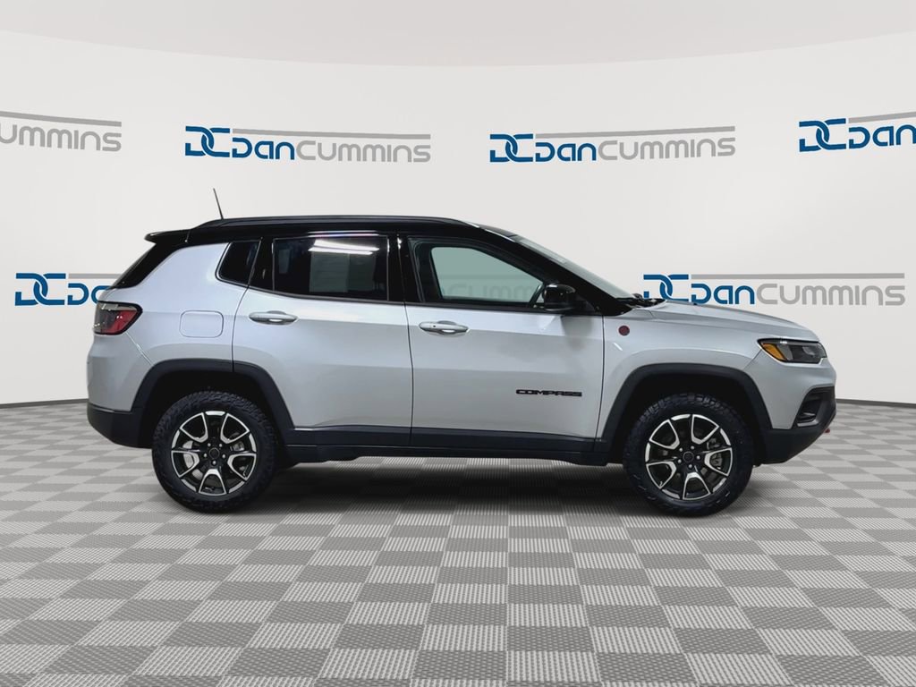 Used 2025 Jeep Compass Trailhawk AWD/4WD image 2