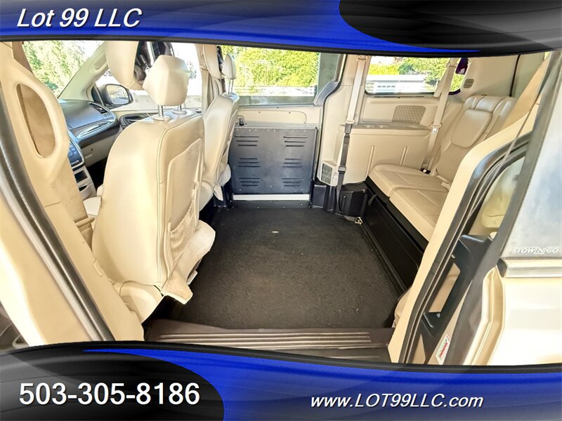 Used 2013 Chrysler Town & Country Touring FWD image 46